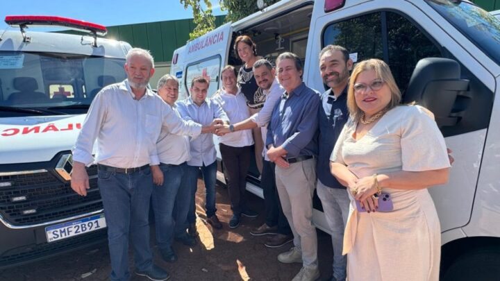 Geraldo Resende entrega ambulância para Mundo Novo