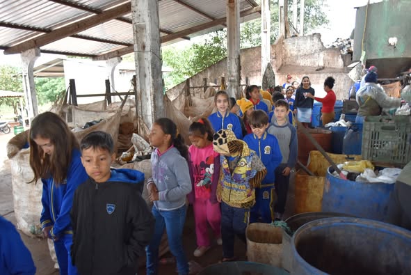 NA SEMANA DO MEIO AMBIENTE, ALUNOS DA REDE MUNICIPAL DE ENSINO VISITARAM A COOPERATIVA DE RESÍDUOS SÓLIDOS E O VIVEIRO DE MUDAS DO MUNICÍPIO.