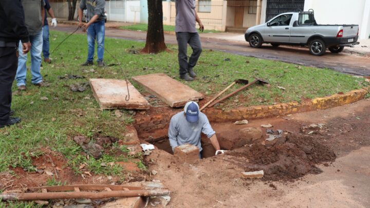 Secretaria de Obras realiza limpeza de bueiros próximo ao Horto Municipal
