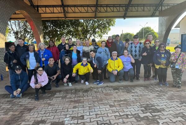 GRUPO DA MELHOR IDADE PARTICIPA DE AULA DE ZUMBA DURANTE A SEMANA JUNHO PRATA