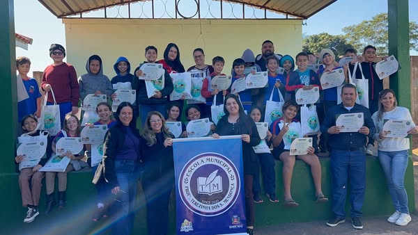 Alunos que participaram do vídeo ‘Jornal Ambiental’ receberam kits  de Educação Ambiental