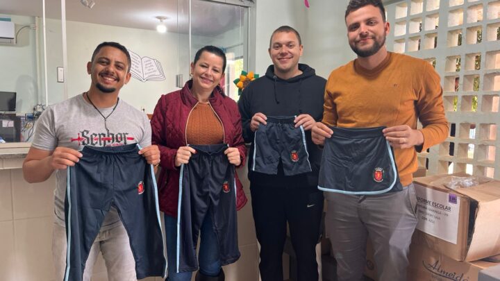 Esporte de Mundo Novo realiza doação de roupas para as crianças da rede municipal