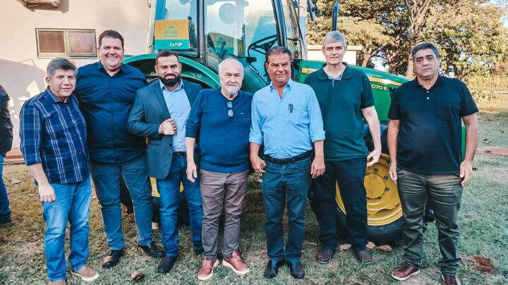 IGUATEMI É CONTEMPLADO COM UM TRATOR PELO PROGRAMA PROMAQ