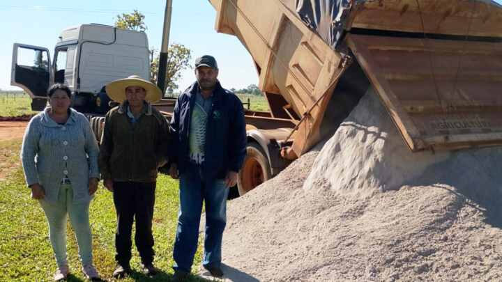 Prefeitura entrega 495 toneladas de calcário a produtores da agricultura familiar