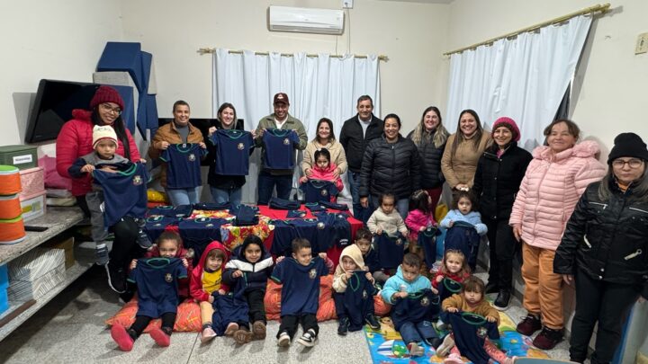 Prefeitura realiza entrega de uniformes escolares em todas as unidades da rede municipal
