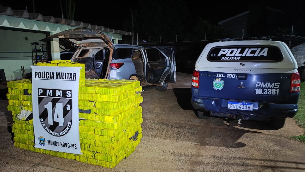 PM de Mundo Novo apreende drogas e recupera veículo