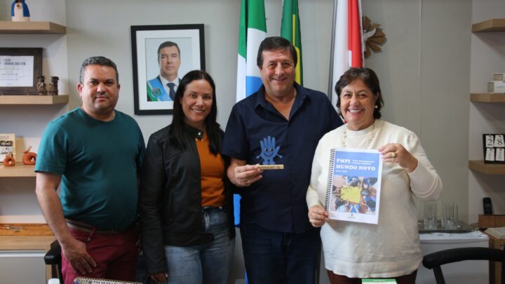 Educação de Mundo Novo realizou entrega do Plano Municipal da Primeira Infância e o prêmio de boas práticas para a prefeita Rosária Lucca Andrade e o vice-prefeito Evaldo Carlos