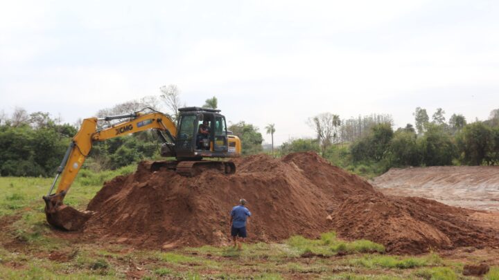 Secretaria de Agricultura de Mundo Novo realiza limpeza tanque de peixe e reforça apoio à pscicultura local