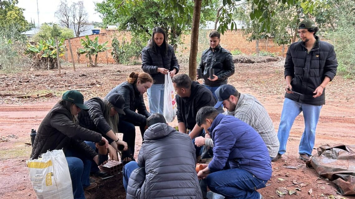 Agronomia da UEMS de Mundo Novo realizou extensão em fruticultura tropical no Horto Municipal
