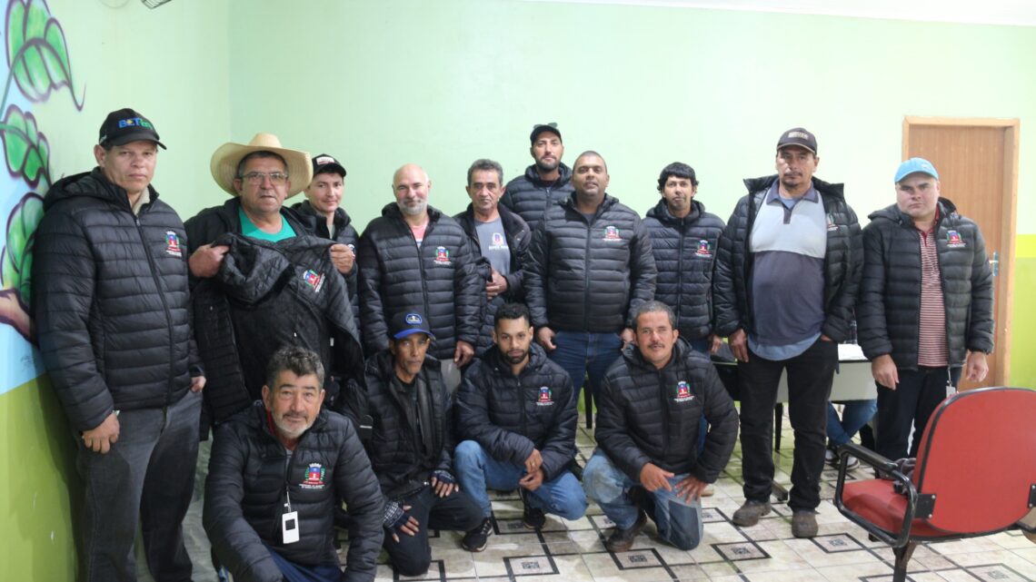 Governo de Mundo Novo entrega agasalhos para servidores da coleta de lixo e seletiva do municipio