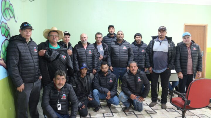 Governo de Mundo Novo entrega agasalhos para servidores da coleta de lixo e seletiva do municipio