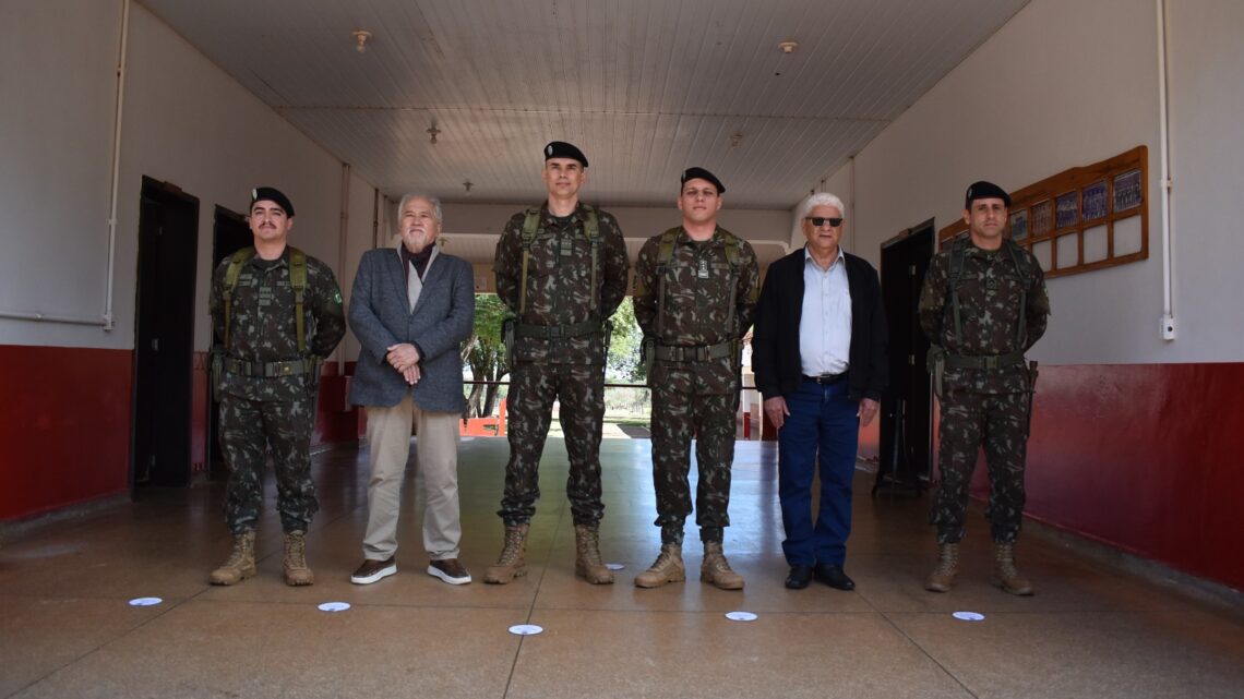 PREFEITO LÍDIO LEDESMA PARTICIPA DE CERIMÔNIA DE PASSAGEM DE COMANDO DO 3º ESQUADRÃO DE CAVALARIA MECANIZADO DE IGUATEMI.