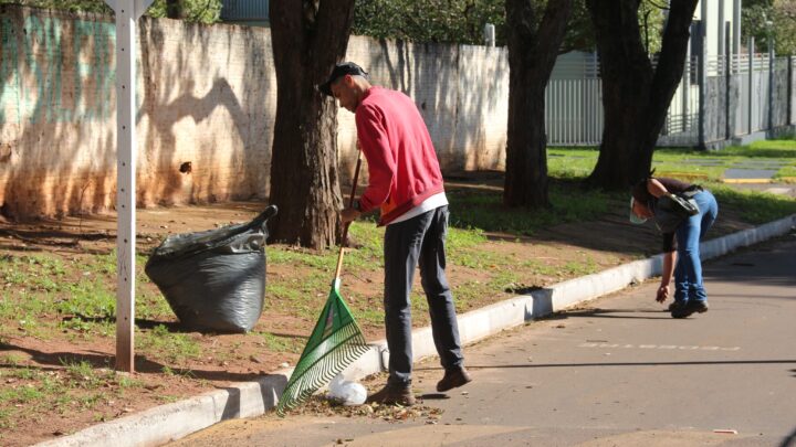 Departamento de Esportes realiza limpeza semanal em parque infantil Lavinia Veiga