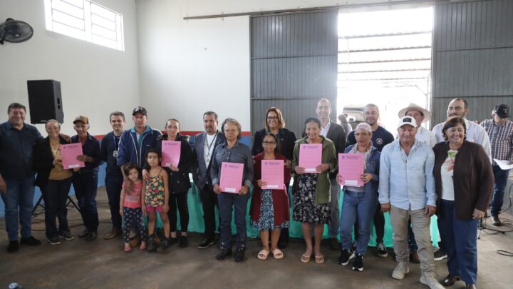 Governo de Mundo Novo entrega seis CCU para moradores do assentamento Pedro Ramalho