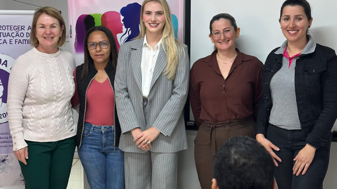 PALESTRA ALUSIVA AO AGOSTO LILÁS, NA SEDE DO CRAS, CONTOU COM A PARTICIPAÇÃO DA PROMOTORA PÚBLICA DO MUNICÍPIO.