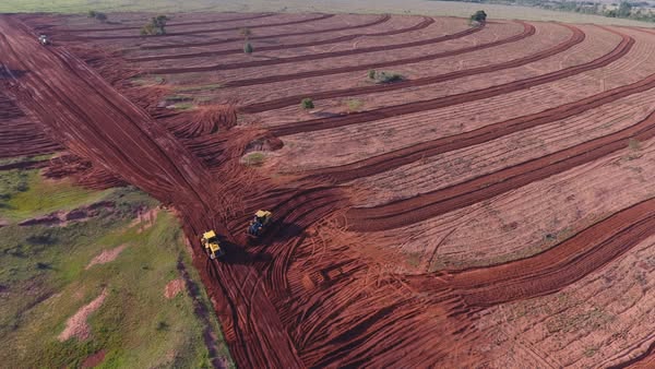 SECRETARIA DE OBRAS DE IGUATEMI TRABALHA NA RECUPERAÇÃO DA ESTRADA RURAL NA REGIÃO DO CHIQUILIN.