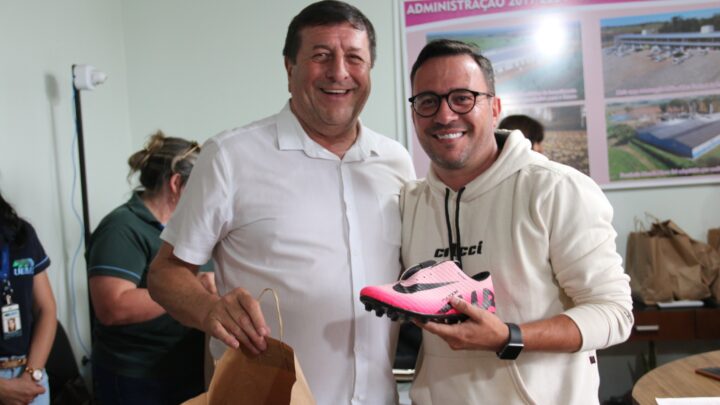 UEMS de Mundo Novo entregou pares de chuteiras para atletas de Mundo Novo feminina e masculina para a Copa Assomasul