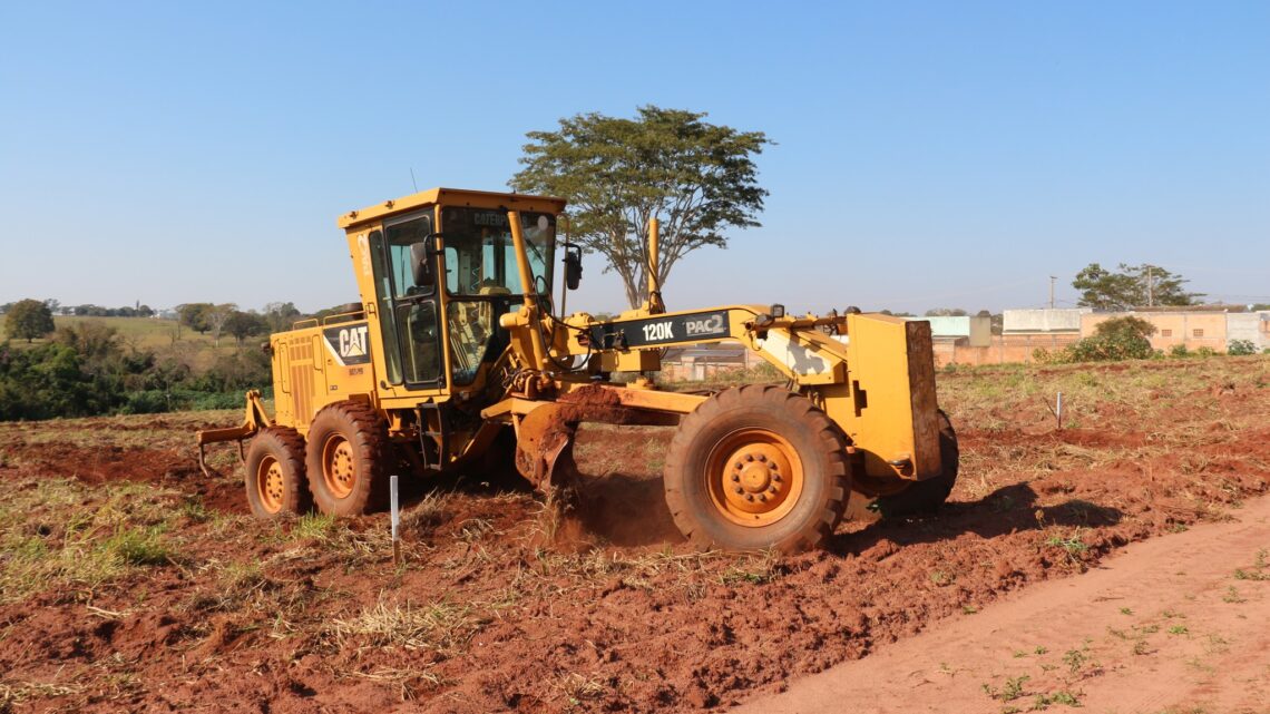 Mundo Novo abre ruas e avança em projeto habitacional no Parque das Araras