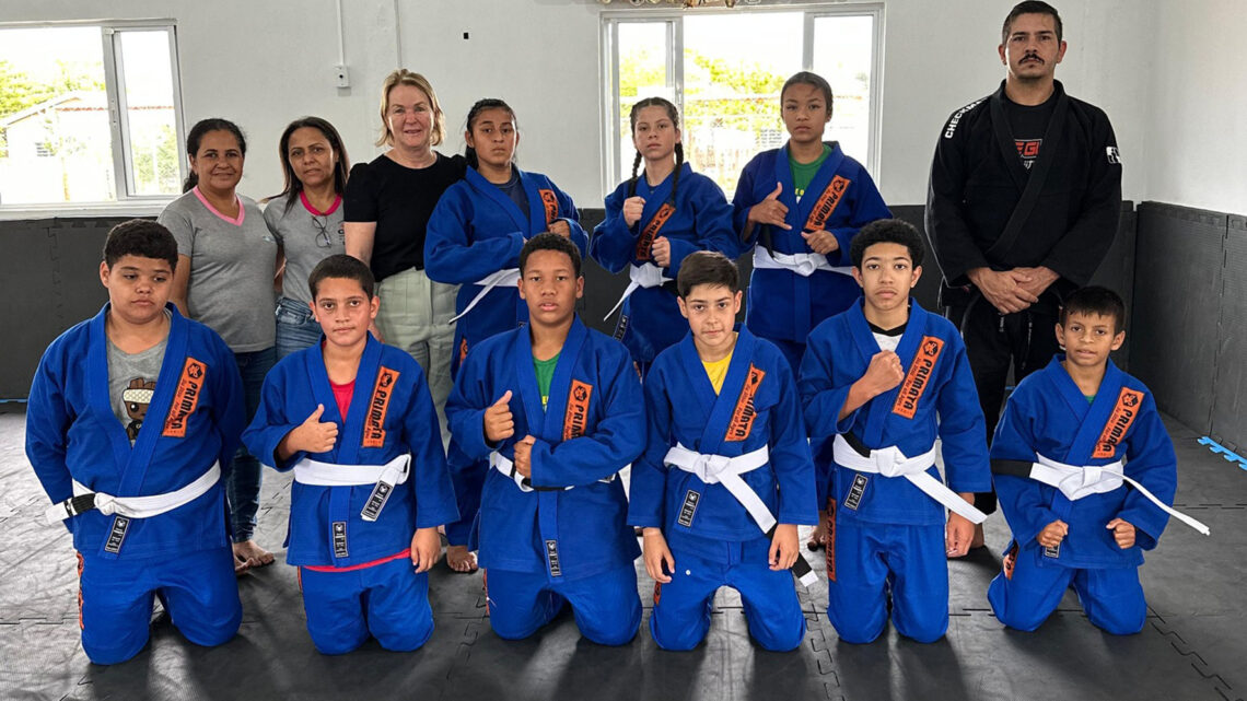 SECRETARIA DE ASSISTÊNCIA SOCIAL ENTREGA KIMONOS PARA CRIANÇAS DO SERVIÇO DE CONVIVÊNCIA E FORTALECIMENTO DE VÍNCULOS NOVO OLHAR