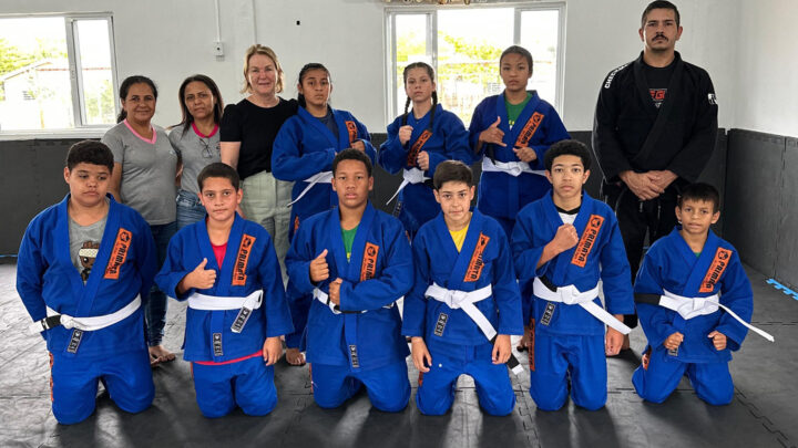 SECRETARIA DE ASSISTÊNCIA SOCIAL ENTREGA KIMONOS PARA CRIANÇAS DO SERVIÇO DE CONVIVÊNCIA E FORTALECIMENTO DE VÍNCULOS NOVO OLHAR