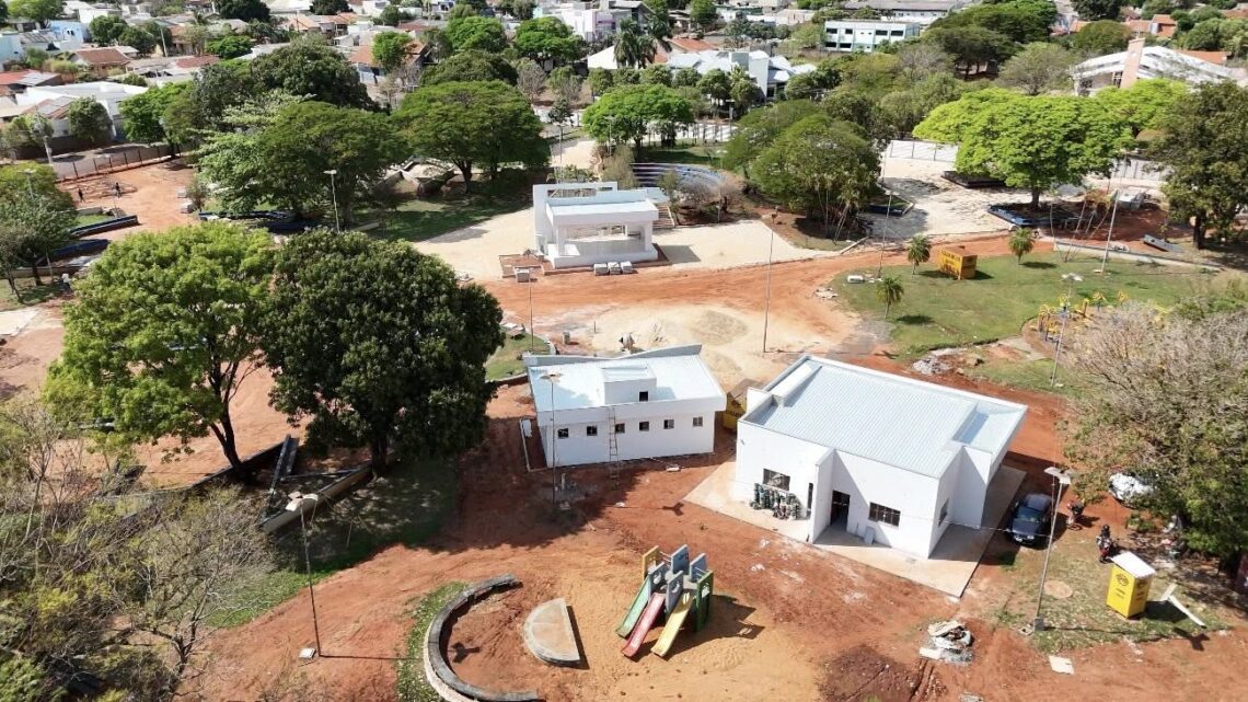 Obras da Praça Santos Tomazelli devem ser concluídas ainda este ano