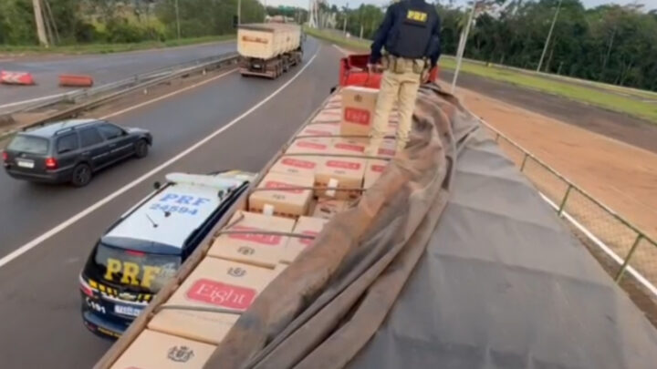 PRF apreende carreta com 450 mil maços de cigarros em Guaíra