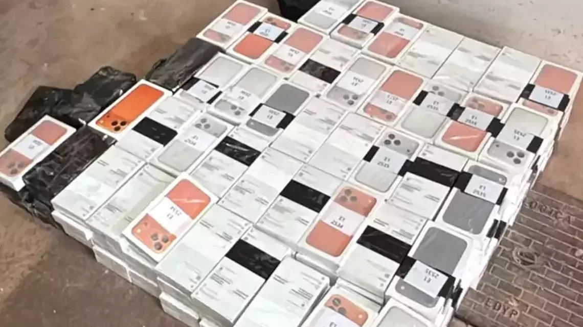 Mulher é presa com 226 iPhones sem nota em fundo falso de Jeep em MS