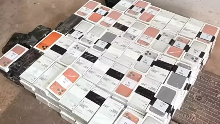 Mulher é presa com 226 iPhones sem nota em fundo falso de Jeep em MS