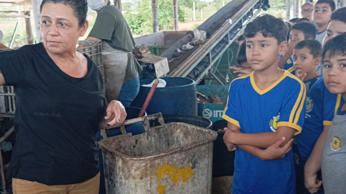 ALUNOS DO 2º ANO DA ESCOLA MUNICIPAL TANCREDO NEVES PARTICIPAM DE PALESTRA SOBRE RESÍDUOS SÓLIDOS NA COOPERATIVA DE RECICLAGEM-COOPERCI.