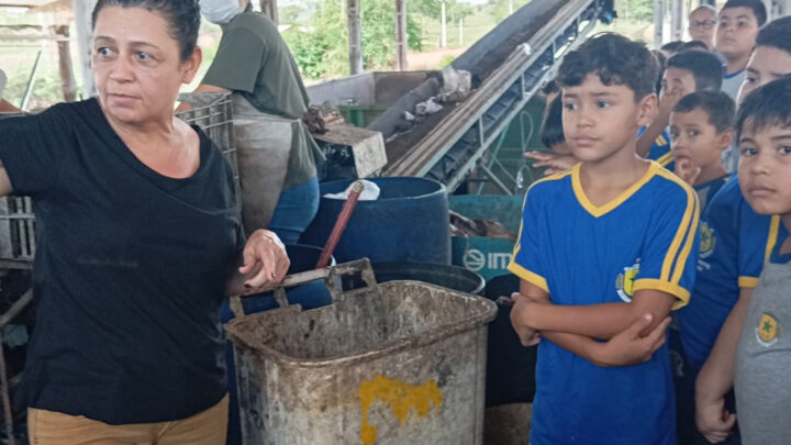 ALUNOS DO 2º ANO DA ESCOLA MUNICIPAL TANCREDO NEVES PARTICIPAM DE PALESTRA SOBRE RESÍDUOS SÓLIDOS NA COOPERATIVA DE RECICLAGEM-COOPERCI.