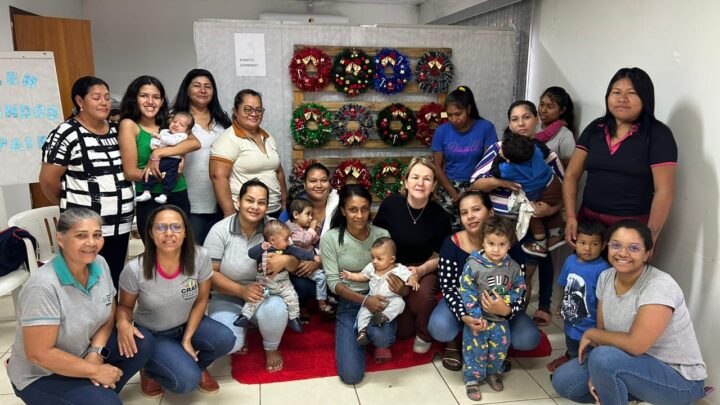 SECRETARIA DE ASSISTÊNCIA SOCIAL PROMOVE OFICINA PARA CONFECÇÃO DE GUIRLANDAS, COM MÃES PARTICIPANTES DO PROGRAMA CRIANÇA FELIZ.