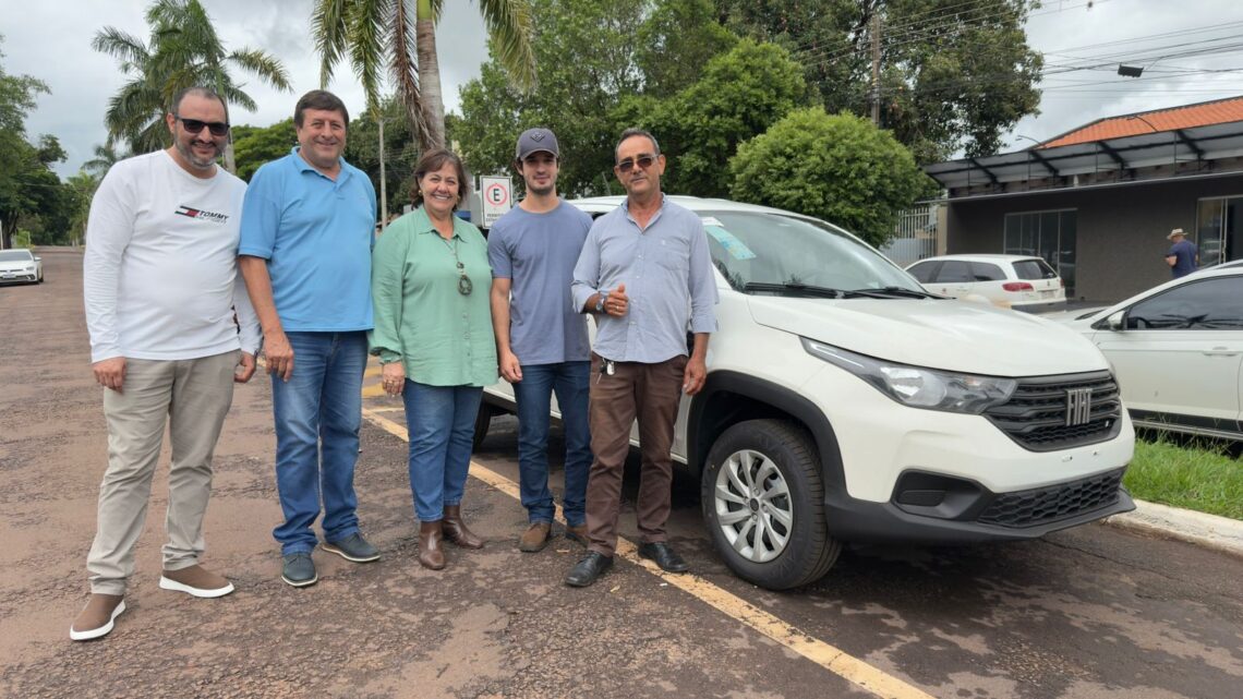 Governo de Mundo Novo recebe Fiat Strada destinada ao Departamento de Engenharia