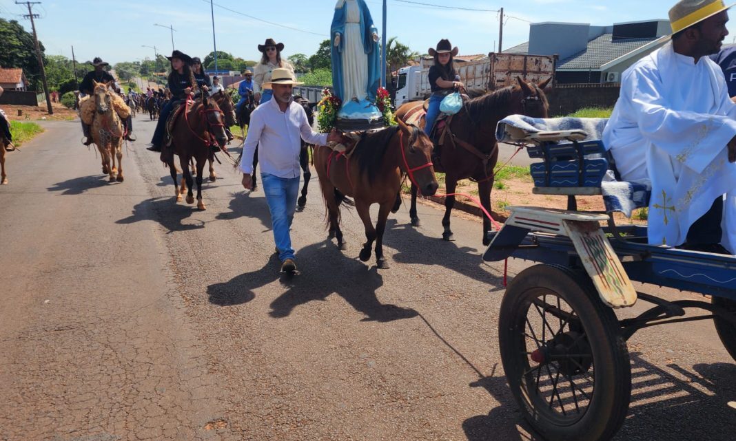 MUNDO NOVO: Cavalgada marca abertura da Festa da Padroeira
