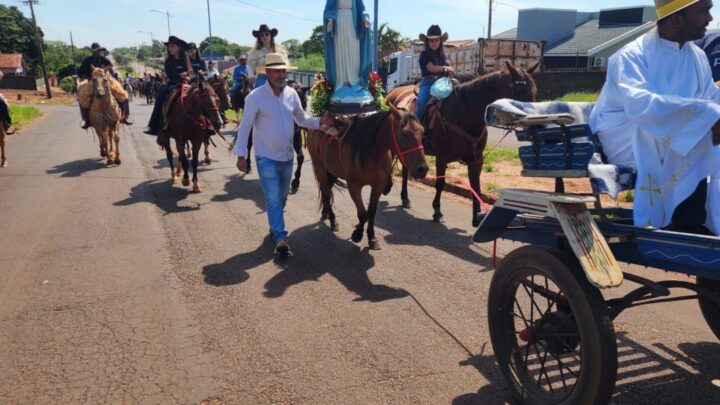 MUNDO NOVO: Cavalgada marca abertura da Festa da Padroeira