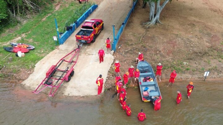 Bombeiros de Naviraí realizam treinamento aquático na prainha da amizade, em Itaquiraí