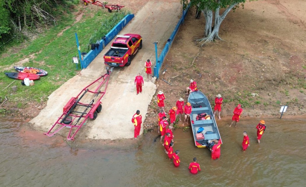 Bombeiros de Naviraí realizam treinamento aquático na prainha da amizade, em Itaquiraí