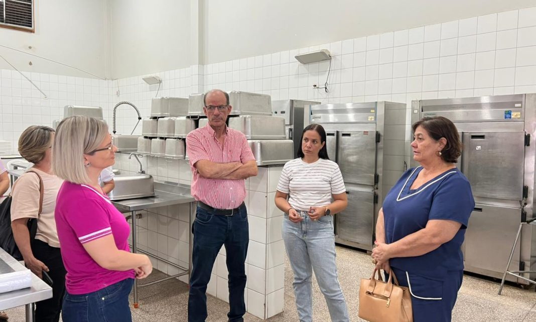 Governo de Mundo Novo realiza visita técnica à cozinha central de Amambai