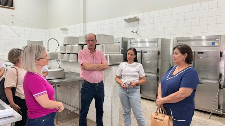 Governo de Mundo Novo realiza visita técnica à cozinha central de Amambai