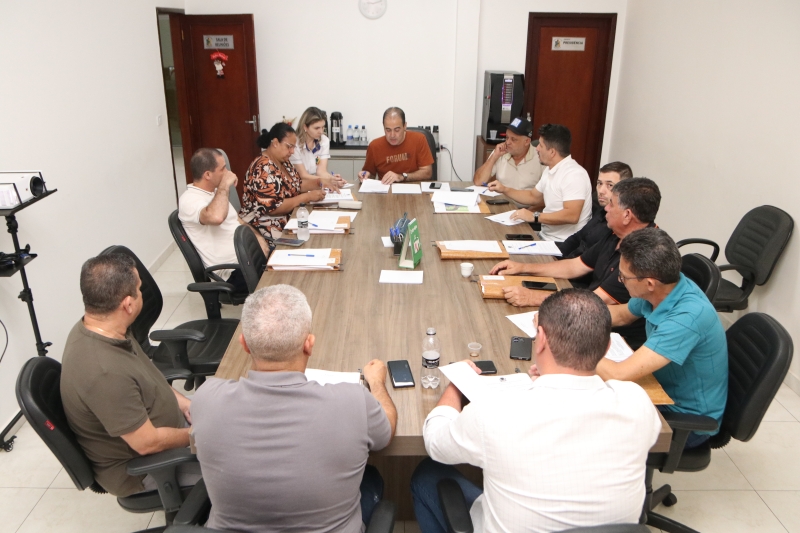 Vereadores de Mundo Novo debatem projetos com Executivo e definem pauta para votação desta noite