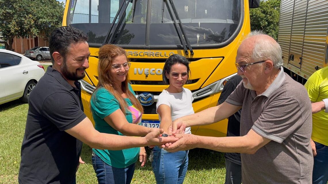 PREFEITO LÍDIO LEDESMA E VEREADORES REALIZAM A ENTREGA DE VEÍCULOS PARA A SECRETARIA DE EDUCAÇÃO E CONSELHO TUTELAR.