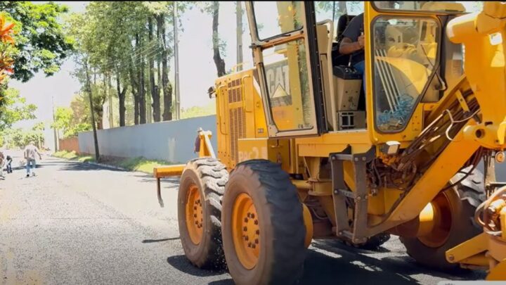 Governo de Mundo Novo realiza reperfilamento asfáltico na rua Bento José Muniz