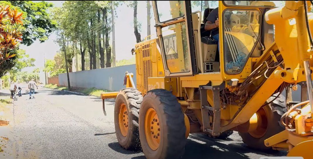 Governo de Mundo Novo realiza reperfilamento asfáltico na rua Bento José Muniz