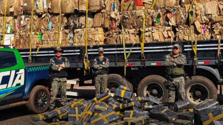 Mundo Novo – Irmãos são presos com mais de 1,7 tonelada de maconha escondida em carreta de recicláveis