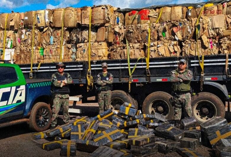 Mundo Novo – Irmãos são presos com mais de 1,7 tonelada de maconha escondida em carreta de recicláveis