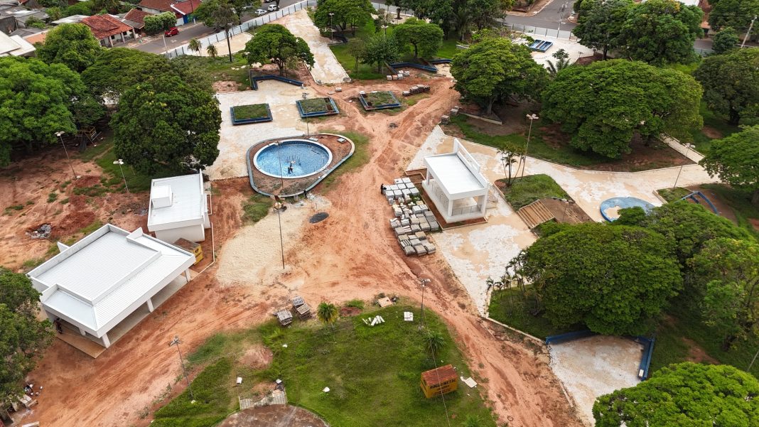 Com 80% das obras concluídas, Praça Santos Tomazelli deve ser uma das mais bonitas do Estado