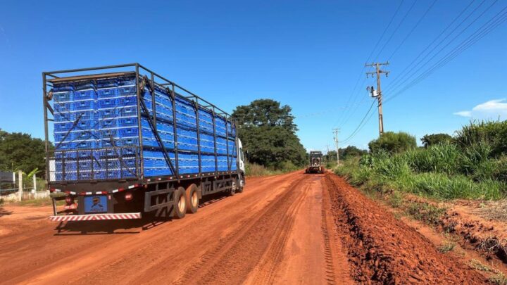 Prefeitura de Itaquiraí atua em duas regiões simultaneamente para garantir agilidade na manutenção de estradas vicinais