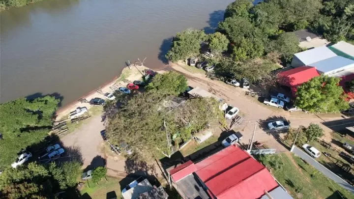 Governo de Mundo Novo reforça infraestrutura no Porto Isabel com reparos na rampa e manutenção da estrada de acesso