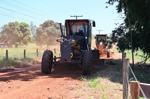 Estradas rurais seguem recebendo melhorias em Itaquiraí
