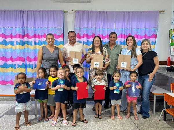 JAPORÃ: Prefeitura entrega cerca de 1.950 kits escolares para alunos da Rede Municipal
